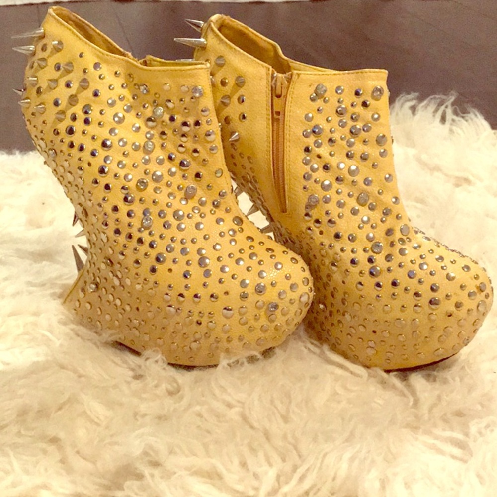 ✨Beautiful Studded Heelless Heels✨